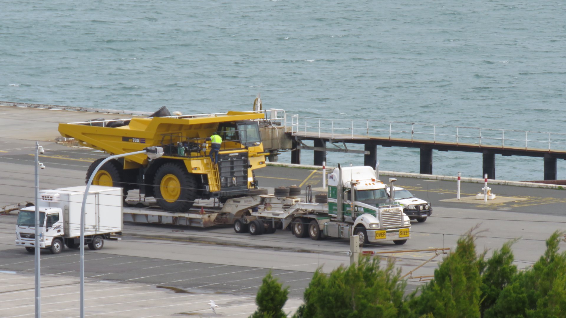 Самосвал Komatsu на груженом трале